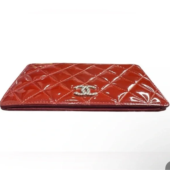 CHANEL Interlocking CC
Logo Patent
Leather Continental Red
Wallet EUC - Picture 3 of 16
